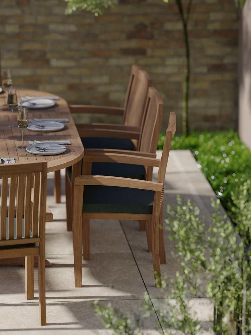 Salon de jardin en teck Ovale 180-240cm Table gigogne 4cm plateau (8 chaises empilables Henley) coussins compris.